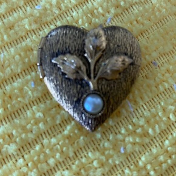 Vintage * Brushed GOLD HEART w PEARL& 3 Leaves LOCKET Pendant * holds 2 photos - Picture 2 of 6